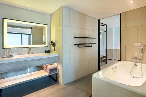 HABITACIÓN FAMILIAR CON 1 CAMA KING del hotel ibis Styles Jakarta Tanah Abang. Foto 5