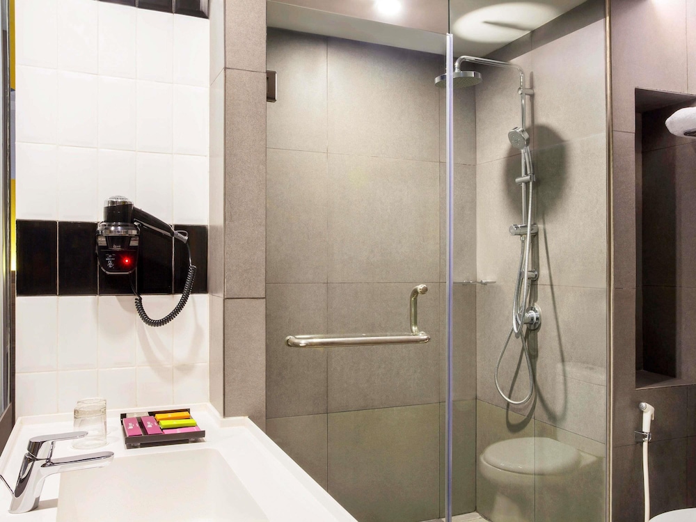 Habitación Deluxe con 1 cama queen del hotel ibis Styles Bekasi Jatibening. Foto 3