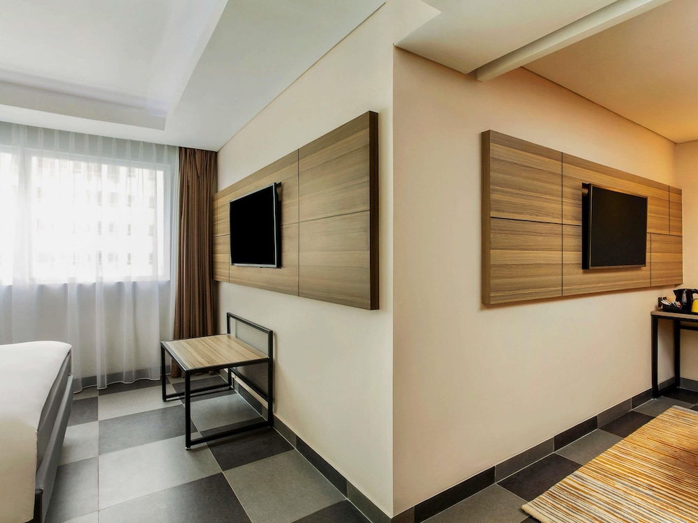 Habitación Familiar con 1 cama queen y 1 sofá - cama del hotel ibis Styles Bekasi Jatibening. Foto 4