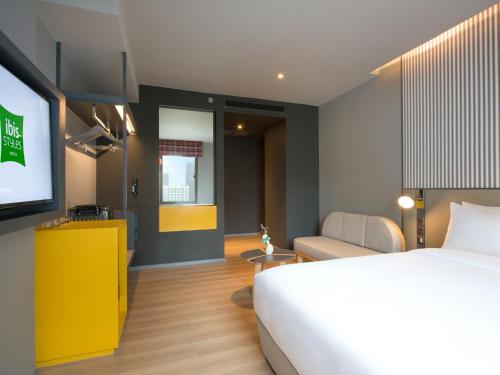 Superior Corner con cama grande del hotel Ibis Styles Bangkok Sukhumvit 4. Foto 6