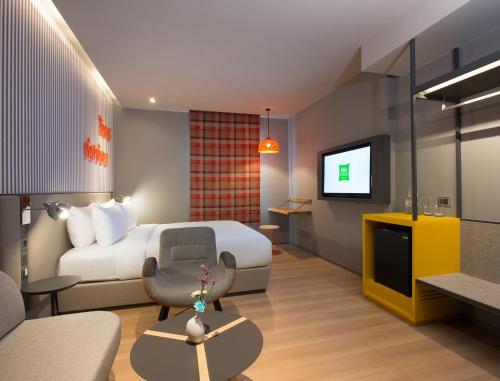 Superior Corner con cama grande del hotel Ibis Styles Bangkok Sukhumvit 4. Foto 7