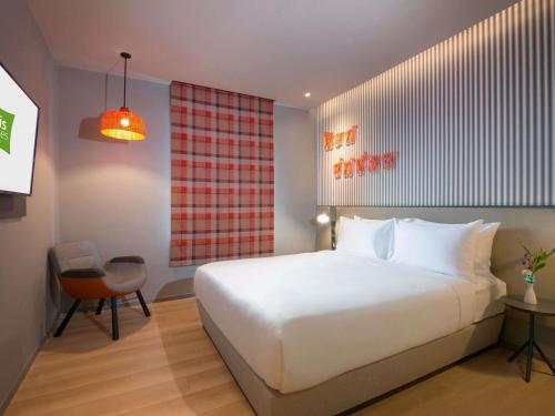 Habitación Estándar - 1 cama grande del hotel Ibis Styles Bangkok Sukhumvit 4. Foto 1