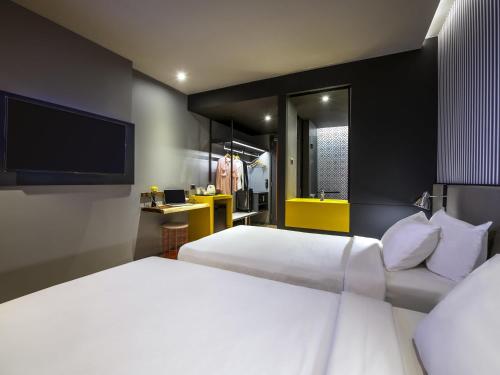 Habitación Doble Estándar - 2 camas del hotel Ibis Styles Bangkok Sukhumvit 4. Foto 1