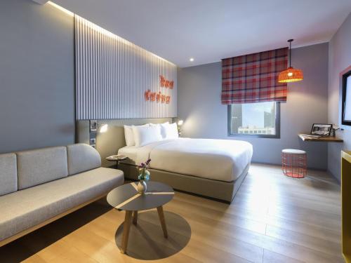 Superior Corner con cama grande del hotel Ibis Styles Bangkok Sukhumvit 4. Foto 6