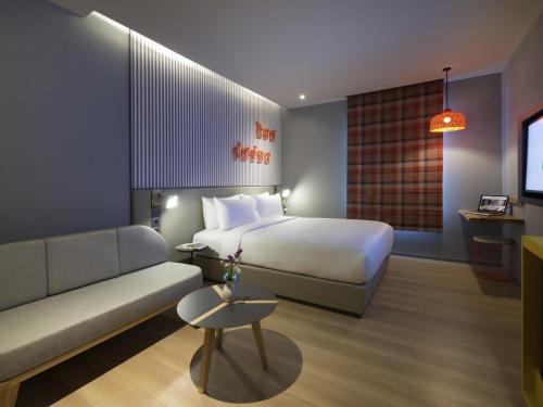 Superior Corner con cama grande del hotel Ibis Styles Bangkok Sukhumvit 4. Foto 7