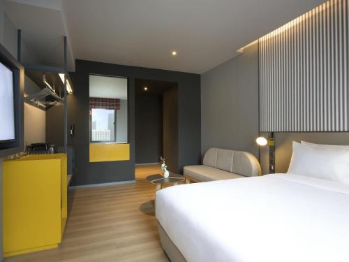 Superior Corner con cama grande del hotel Ibis Styles Bangkok Sukhumvit 4. Foto 8