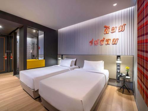 Habitación Doble Estándar - 2 camas del hotel Ibis Styles Bangkok Sukhumvit 4. Foto 2