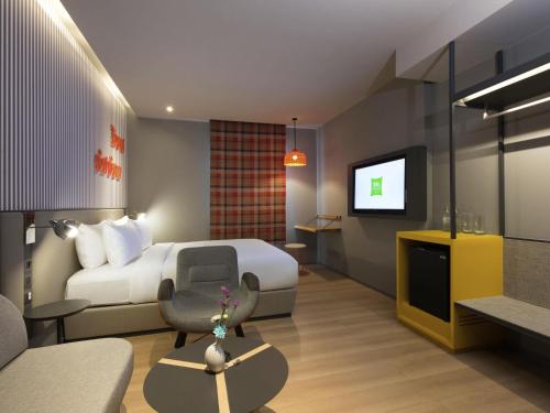 Superior Corner con cama grande del hotel Ibis Styles Bangkok Sukhumvit 4. Foto 9