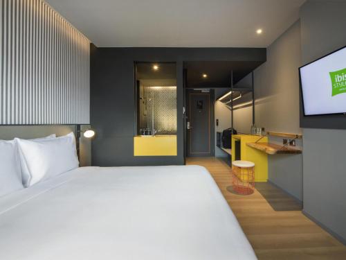 Habitación Estándar - 1 cama grande del hotel Ibis Styles Bangkok Sukhumvit 4. Foto 2
