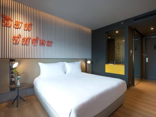 Habitación Estándar - 1 cama grande del hotel Ibis Styles Bangkok Sukhumvit 4. Foto 3