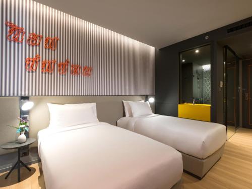 Habitación Doble Estándar - 2 camas del hotel Ibis Styles Bangkok Sukhumvit 4. Foto 6