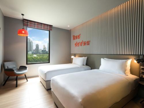 Habitación Doble Estándar - 2 camas del hotel Ibis Styles Bangkok Sukhumvit 4. Foto 7