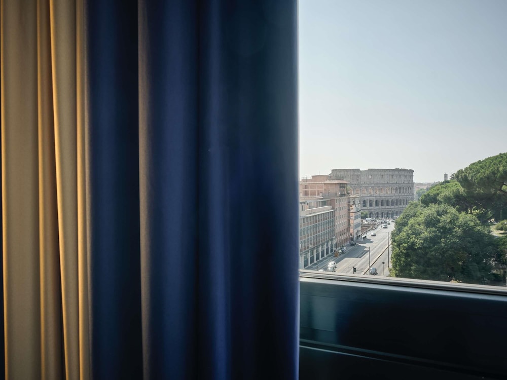 Habitación doble Superior con vistas al Coliseo del hotel Mercure Roma Centro Colosseo. Foto 3