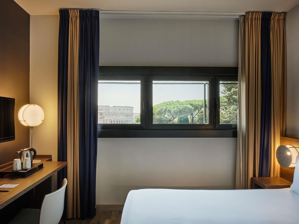 Habitación doble Superior con vistas al Coliseo del hotel Mercure Roma Centro Colosseo. Foto 4