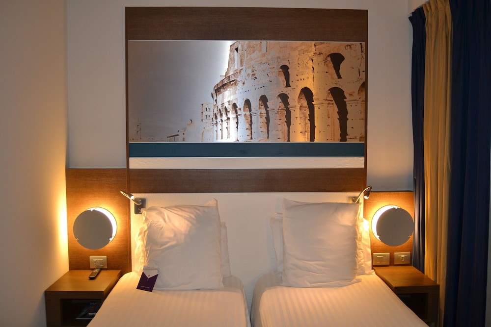 Habitación superior con 2 camas individuales del hotel Mercure Roma Centro Colosseo. Foto 1