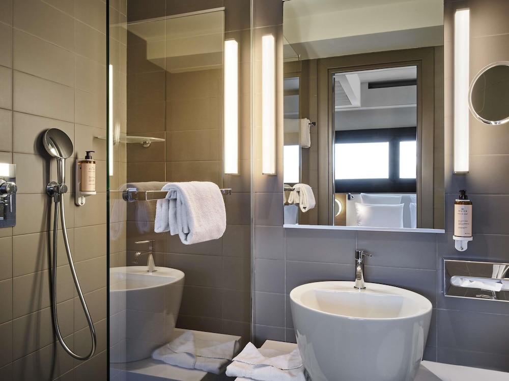 Habitación superior con 2 camas individuales del hotel Mercure Roma Centro Colosseo. Foto 2