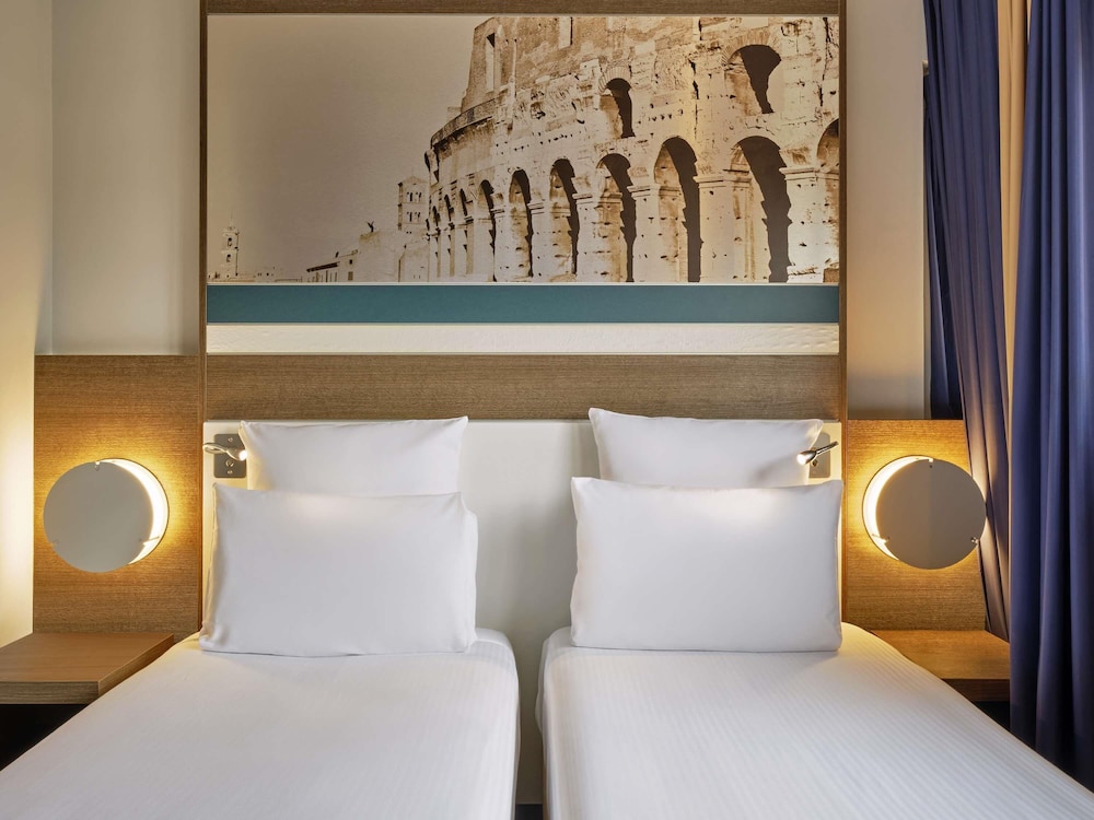 Habitación superior con 2 camas individuales del hotel Mercure Roma Centro Colosseo. Foto 3