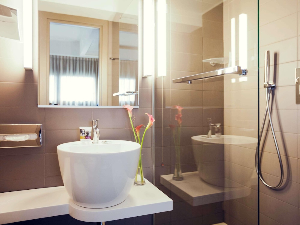 Habitación superior con 2 camas individuales del hotel Mercure Roma Centro Colosseo. Foto 4