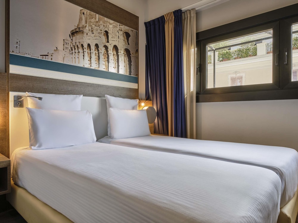 Habitación superior con 2 camas individuales del hotel Mercure Roma Centro Colosseo. Foto 5