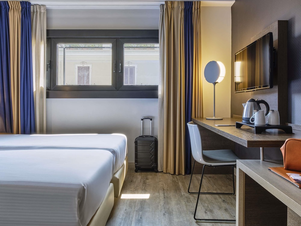 Habitación superior con 2 camas individuales del hotel Mercure Roma Centro Colosseo. Foto 6