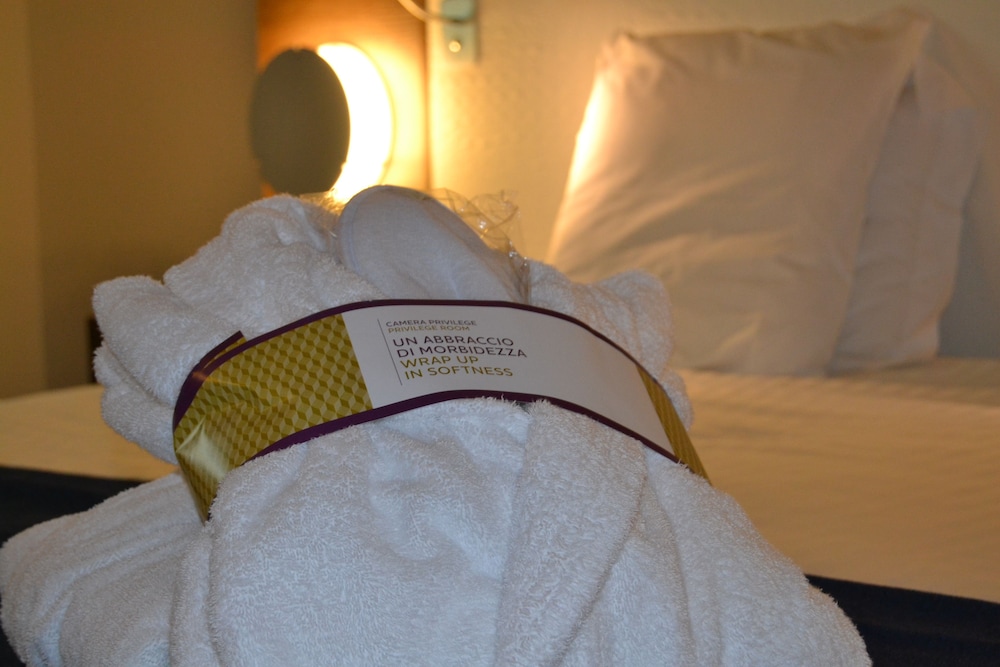 Habitación Doble Privilege con sofá cama del hotel Mercure Roma Centro Colosseo. Foto 1