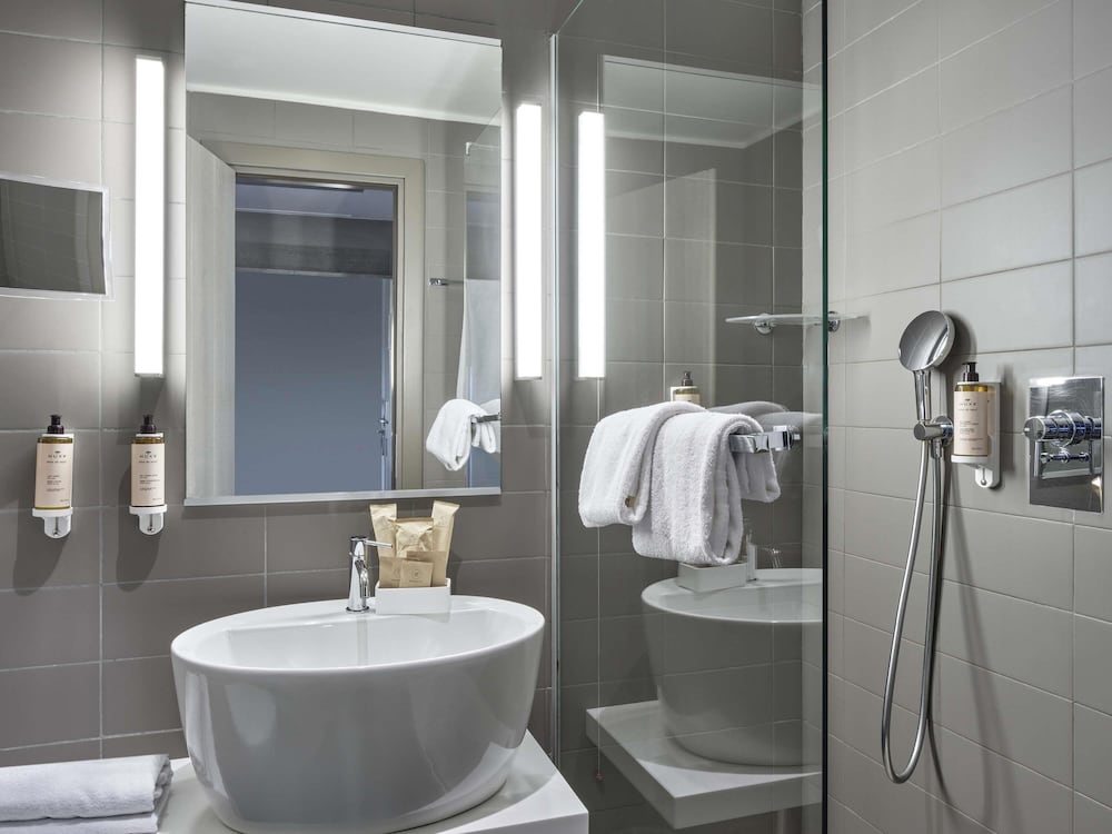 Habitación Doble Privilege con sofá cama del hotel Mercure Roma Centro Colosseo. Foto 2