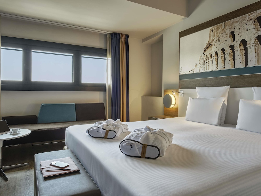 Habitación Doble Privilege con sofá cama del hotel Mercure Roma Centro Colosseo. Foto 3