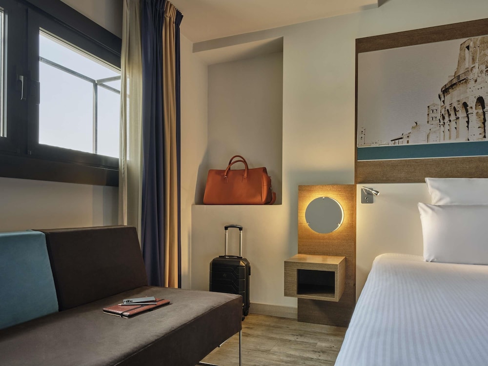 Habitación Doble Privilege con sofá cama del hotel Mercure Roma Centro Colosseo. Foto 4