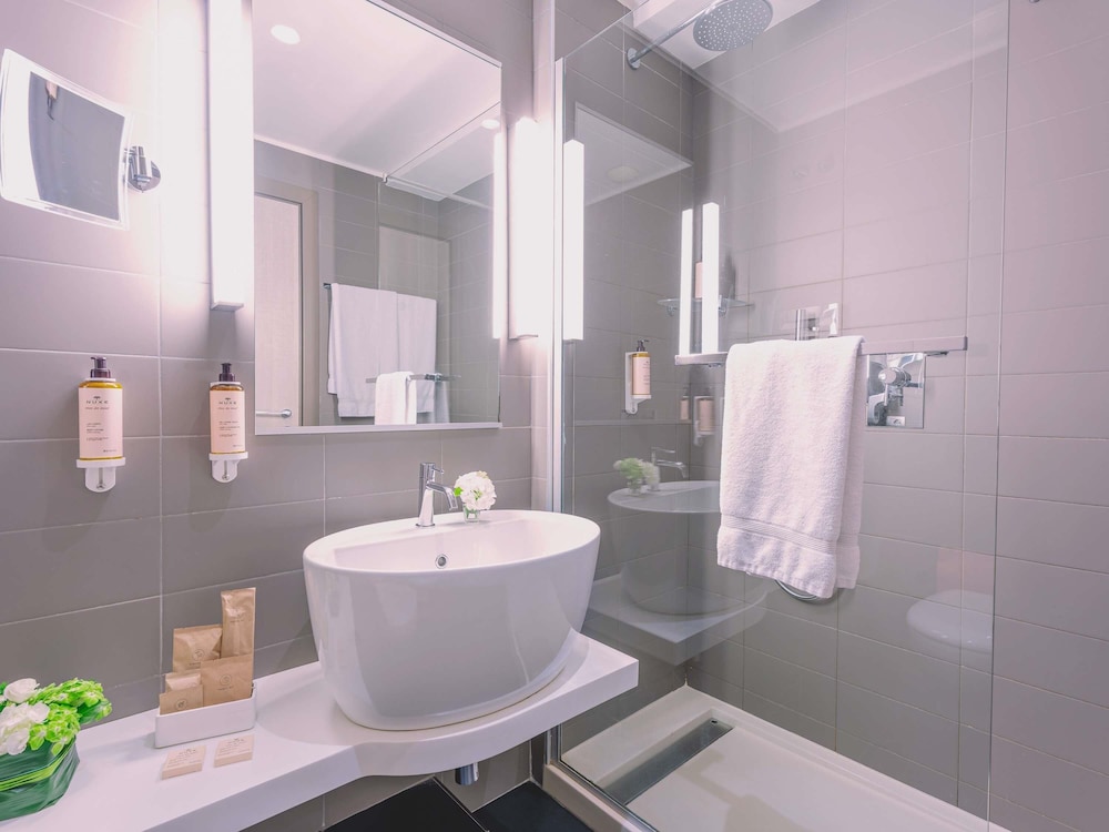 Habitación Doble Privilege con sofá cama del hotel Mercure Roma Centro Colosseo. Foto 5