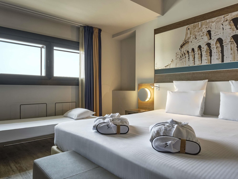Habitación Doble Privilege con sofá cama del hotel Mercure Roma Centro Colosseo. Foto 6