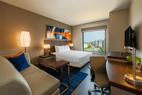 Habitación con vistas y cama extragrande del hotel Hyatt Place Macae. Foto 1