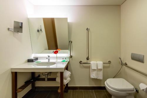 Habitación con cama extragrande y ducha a ras de suelo - Adaptada para personas con movilidad reducida del hotel Hyatt Place Macae