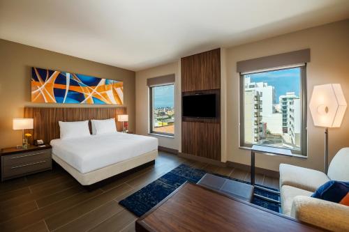 Habitación con cama extragrande y ducha a ras de suelo - Adaptada para personas con movilidad reducida del hotel Hyatt Place Macae. Foto 2