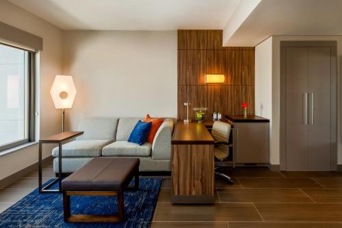 Habitación con cama extragrande y ducha a ras de suelo - Adaptada para personas con movilidad reducida del hotel Hyatt Place Macae. Foto 3