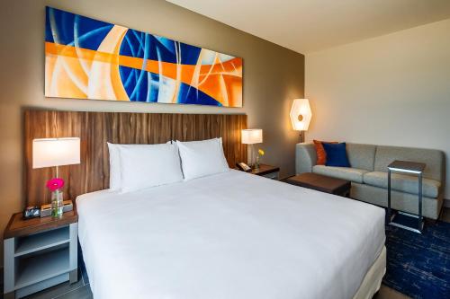 Habitación con cama extragrande y vistas al mar del hotel Hyatt Place Macae. Foto 2