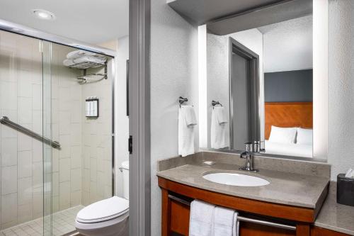 Dos camas dobles (con sofá - cama) del hotel Hyatt Place Chantilly Dulles Airport-south. Foto 2