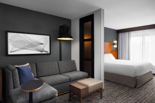 Accesible: Cama king/Ducha con acceso en silla de ruedas (con sofá - cama) del hotel Hyatt Place Chantilly Dulles Airport-south. Foto 1