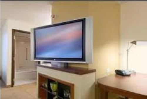 Cama King (con sofá - cama) del hotel Hyatt Place Sterling/Dulles Airport-North. Foto 3