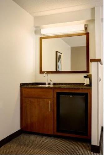 Cama King (con sofá - cama) del hotel Hyatt Place Sterling/Dulles Airport-North. Foto 6