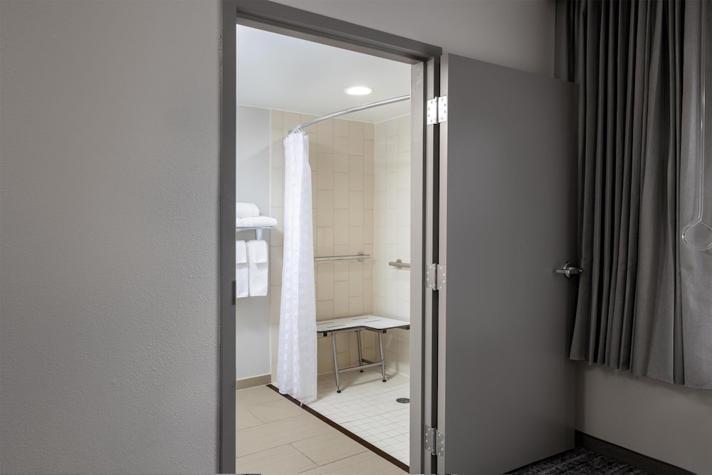 Habitación accesible con cama king/ducha con acceso en silla de ruedas (con sofá - cama) del hotel Hyatt Place Sterling/Dulles Airport-North. Foto 2