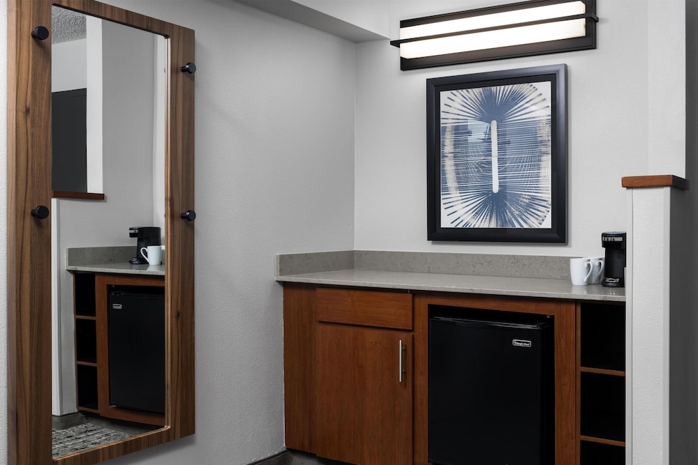 Cama king en planta alta (con sofá - cama) del hotel Hyatt Place Sterling/Dulles Airport-North