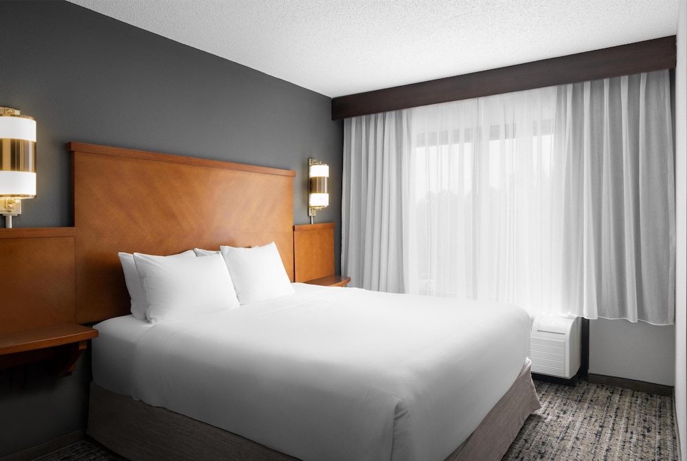 Cama king en planta alta (con sofá - cama) del hotel Hyatt Place Sterling/Dulles Airport-North. Foto 2