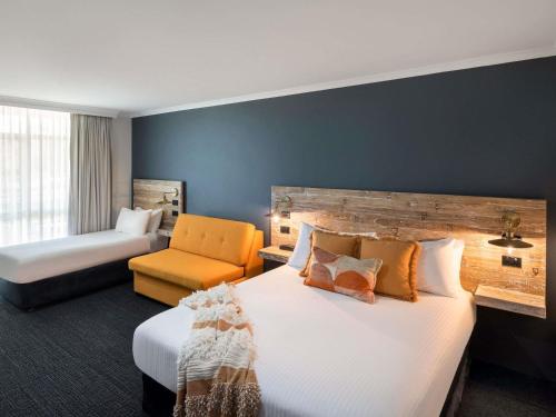 Habitación Queen y Individual del hotel ibis Styles Orange. Foto 1