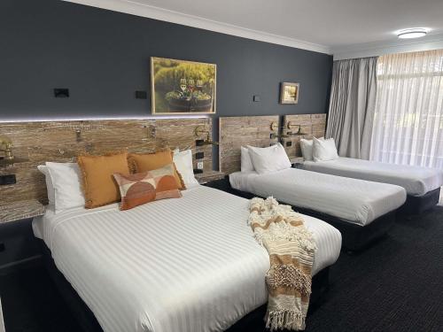 Habitación Queen + 3 Individuales del hotel ibis Styles Orange. Foto 1