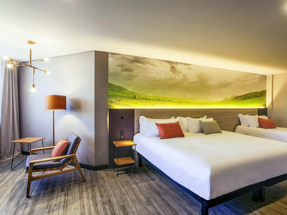 Suite familiar con 1 cama doble y 2 camas individuales del hotel Novotel Itu Terras São José Golf and Resort. Foto 3