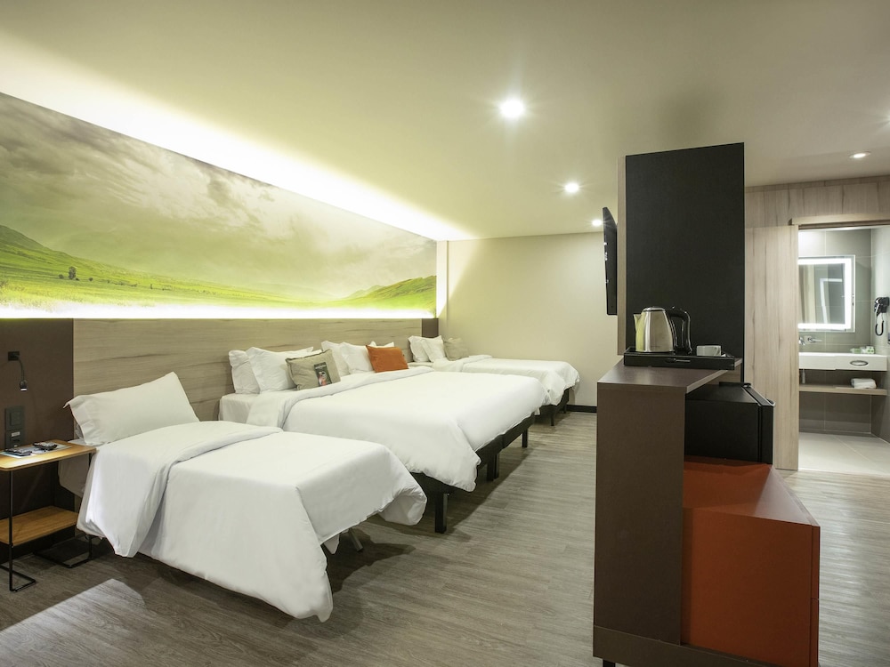 Suite familiar con 1 cama doble y 2 camas individuales del hotel Novotel Itu Terras São José Golf and Resort. Foto 5
