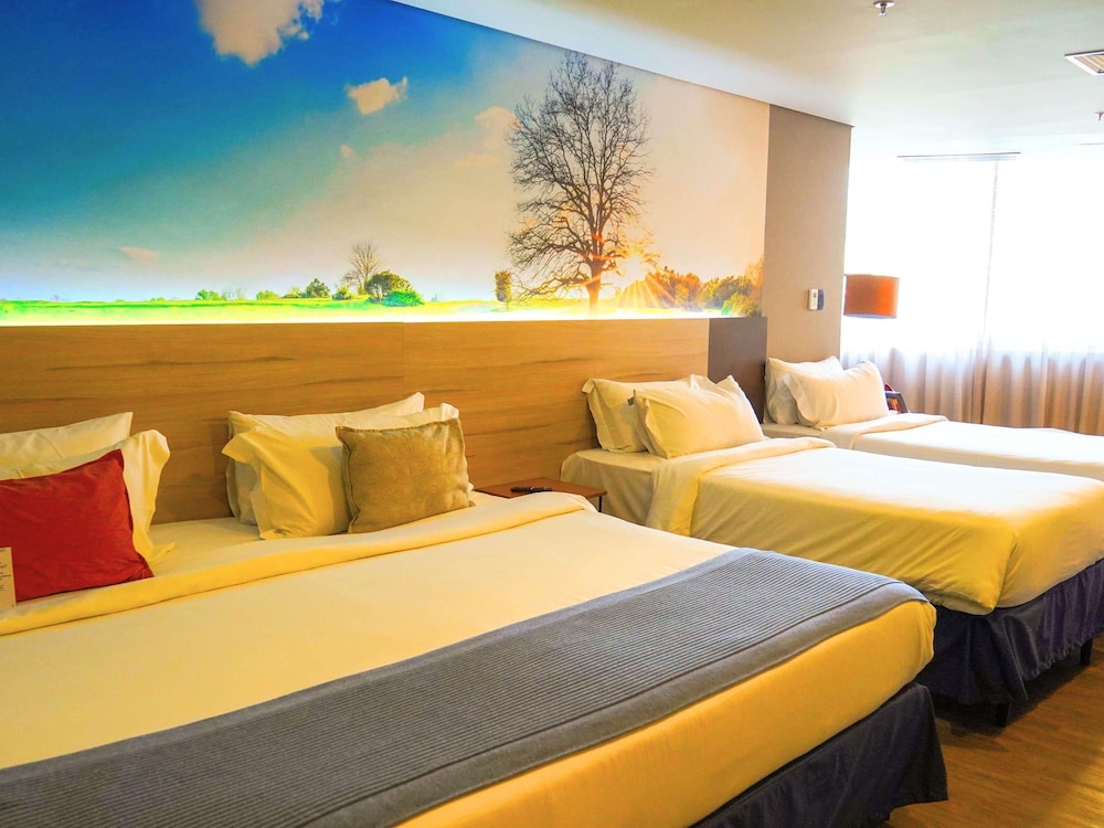 Suite familiar con 1 cama doble y 2 camas individuales del hotel Novotel Itu Terras São José Golf and Resort. Foto 6
