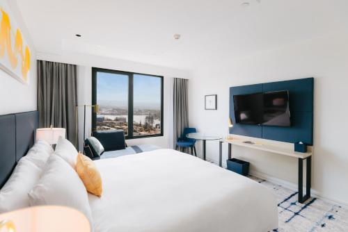Habitación Premium con cama extragrande y vistas a la montaña del hotel Voco Gold Coast, An Ihg