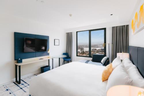 Habitación Premium con cama extragrande y vistas a la montaña del hotel Voco Gold Coast, An Ihg. Foto 1