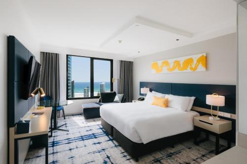 Habitación Premium con cama extragrande y vistas al océano del hotel Voco Gold Coast, An Ihg